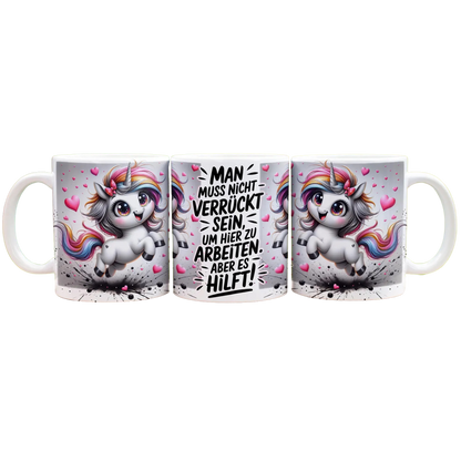 Man muss nicht verrückt sein um hier zu arbeiten aber es hilft  - Panorama Tasse Weiß