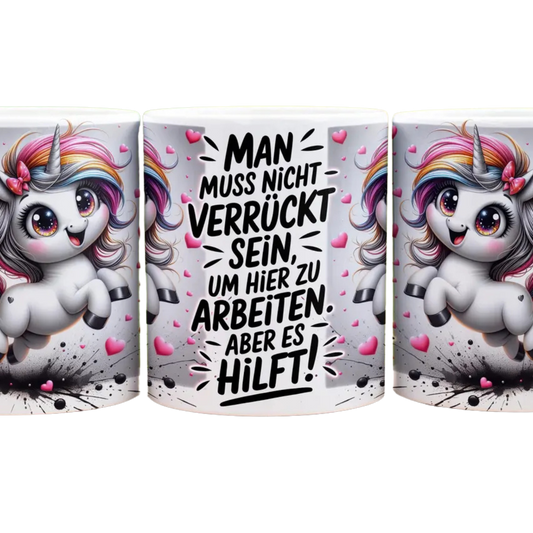 Man muss nicht verrückt sein um hier zu arbeiten aber es hilft - Panorama Tasse Weiß